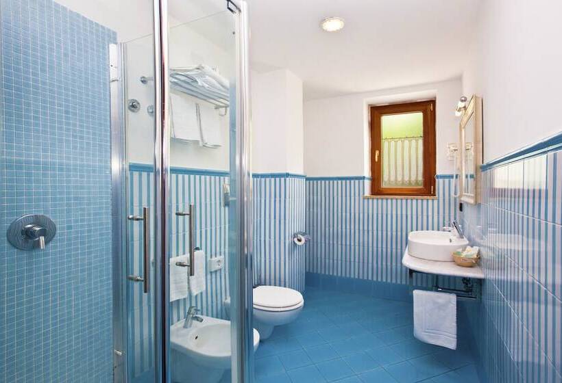 اتاق سه نفره سوپریور با چشم‌انداز دریا, Punta Campanella Resort & Spa