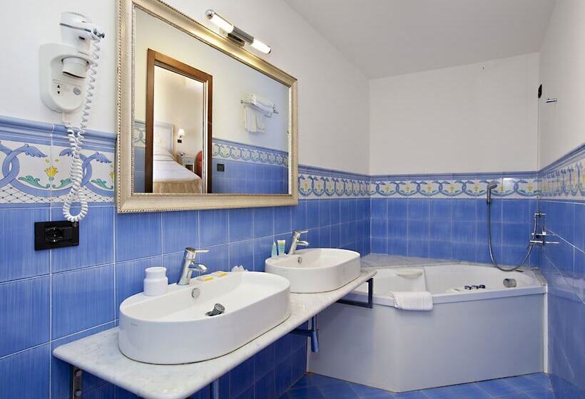 سوییت جونیور با چشم‌انداز دریا, Punta Campanella Resort & Spa