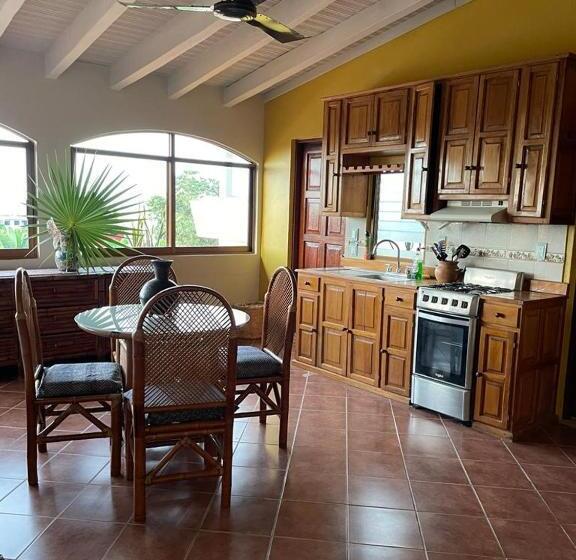 سوییت با چشمانداز دریا, Suites La Hacienda