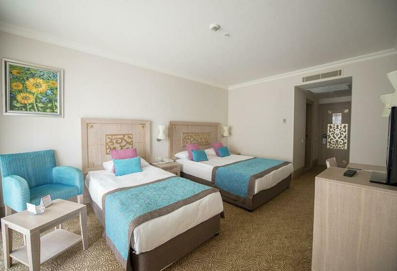 带景观的三人标准房间, Crystal Family Resort & Spa   Ultimate All Inclusive