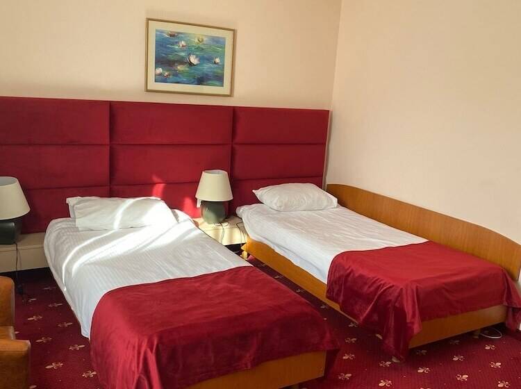 Quarto Estandar Individual, Class