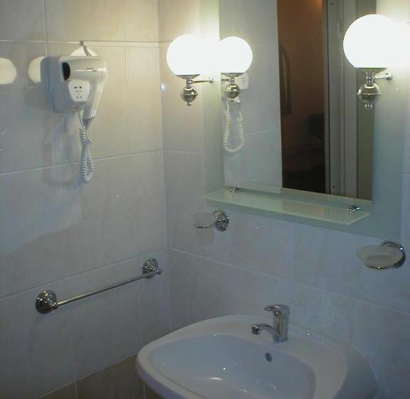 Quarto Estandar Individual, Class