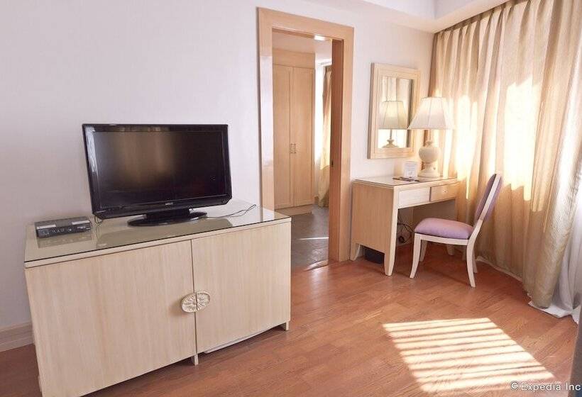 Люкс Deluxe 2 Спальни, Crown Regency Hotel And Towers