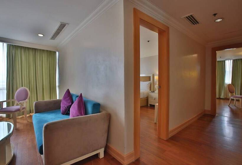Люкс Deluxe 2 Спальни, Crown Regency Hotel And Towers