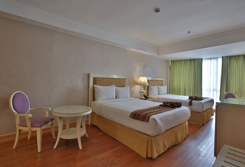 Люкс Deluxe 2 Спальни, Crown Regency Hotel And Towers