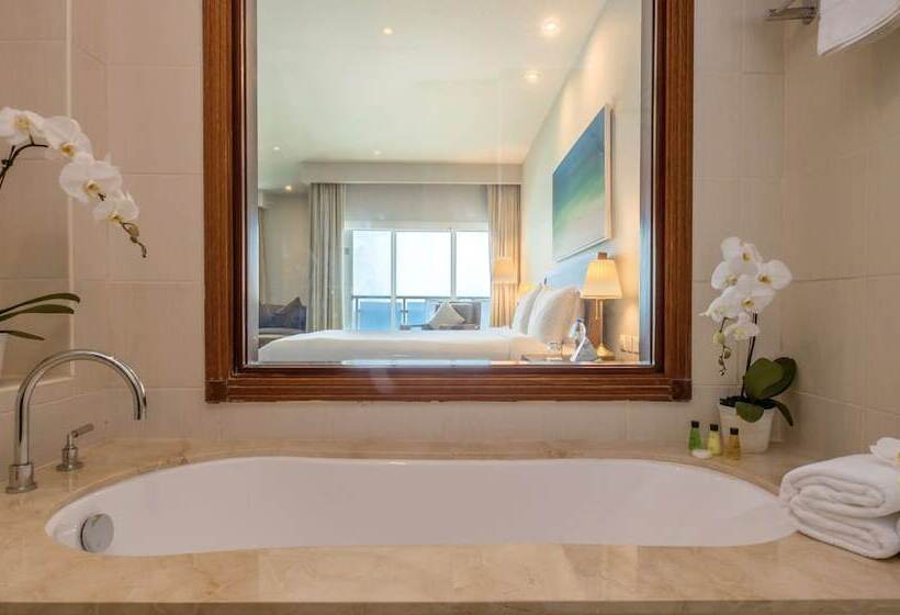 Habitación Premium Vista al Mar., Radisson Blu Resort Fujairah