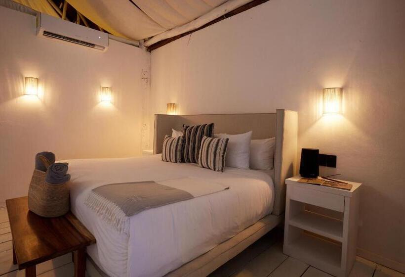 带大床的套房, Roc Luxe Tulum