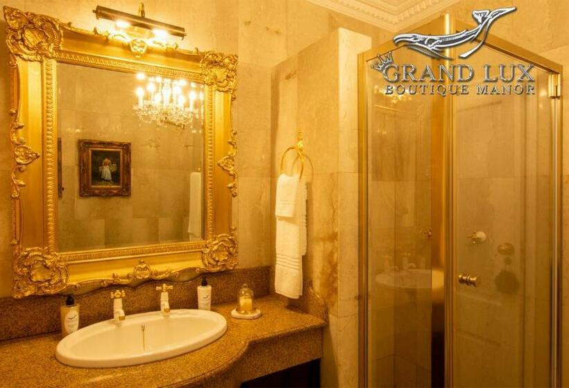 سوییت جونیور با چشم‌انداز دریا, Grand Lux Boutique Manor