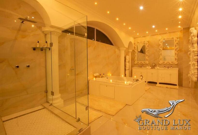 سوییت با چشم‌انداز دریا, Grand Lux Boutique Manor