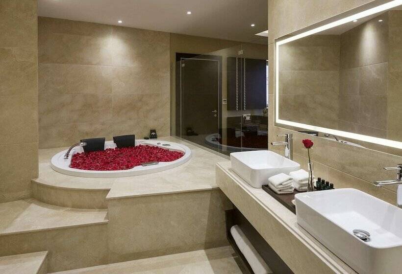 Люкс, Mövenpick Hotel Qassim