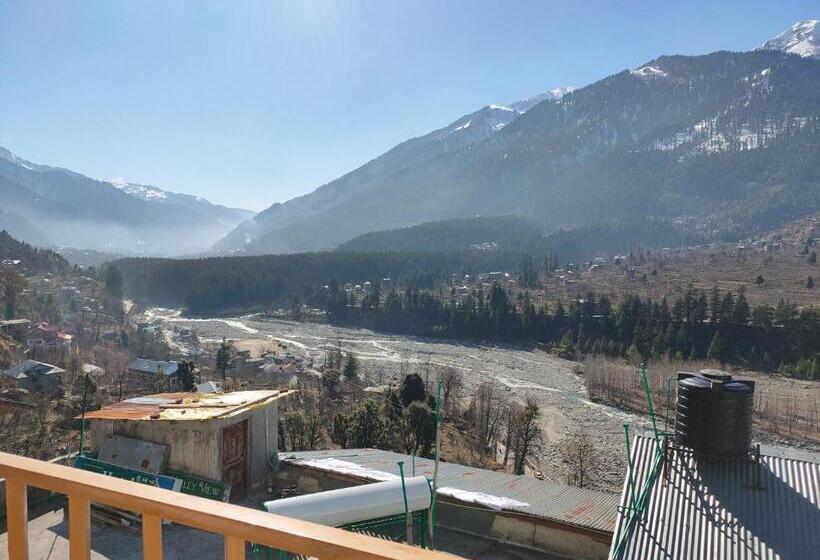 اتاق خانوادگی با چشم‌انداز کوه, Bhrigu