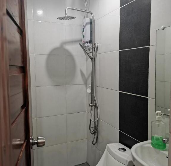 Семейный Номер, Reddoorz Plus @ Jollydays Hotel Nueva Ecija