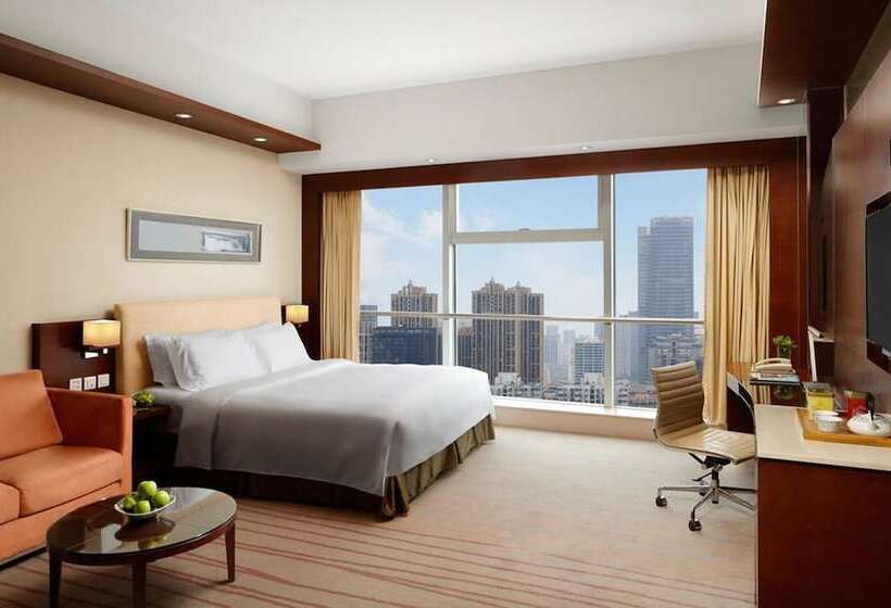 Номер Deluxe, New World Wuhan