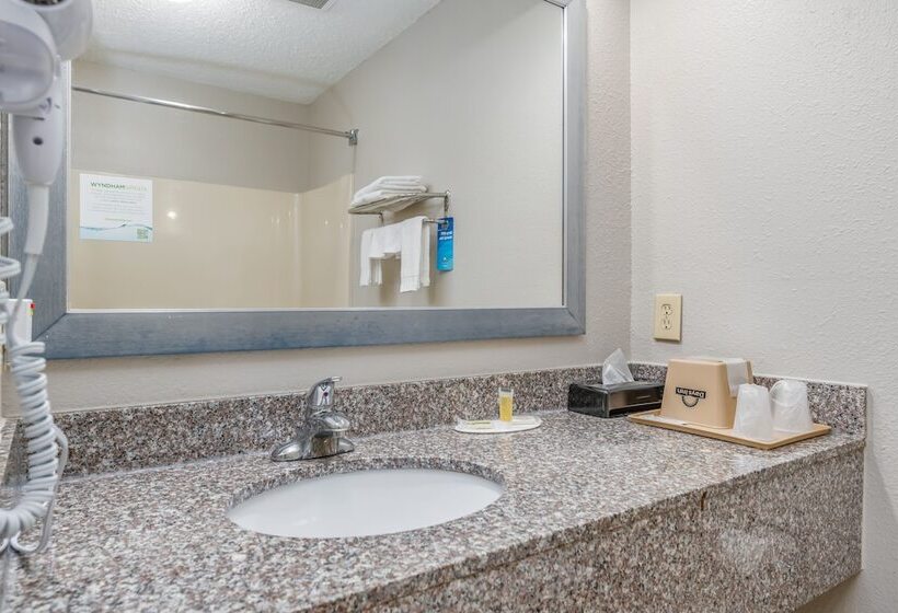 带2个双人床的标准工作室, Days Inn By Wyndham Coliseum Montgomery Al