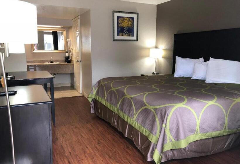 适合残疾人士使用的带超级大床的标准间, Super 8 By Wyndham San Antonio Pearl District / Downtown
