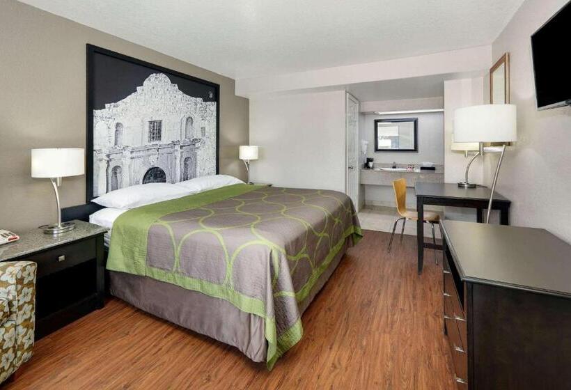 带大床的豪华间, Super 8 By Wyndham San Antonio Pearl District / Downtown