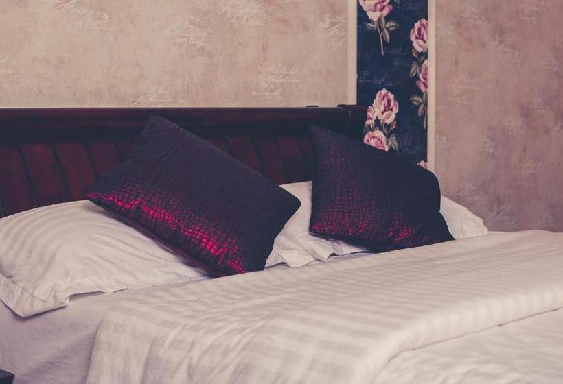 اتاق یک تخته با چشم‌انداز استخر, La Viena Health Resort