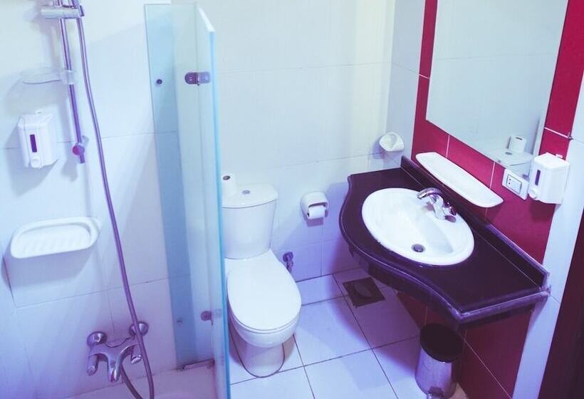 اتاق یک تخته با چشم‌انداز استخر, La Viena Health Resort
