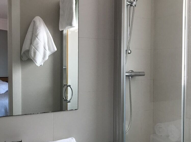 Номер Стандарт Трехместный, Hostal Can Pou