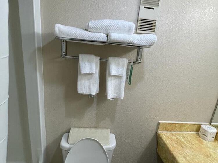Номер Стандарт 2 Двуспальные Кровати, Knights Inn & Suites Emporia