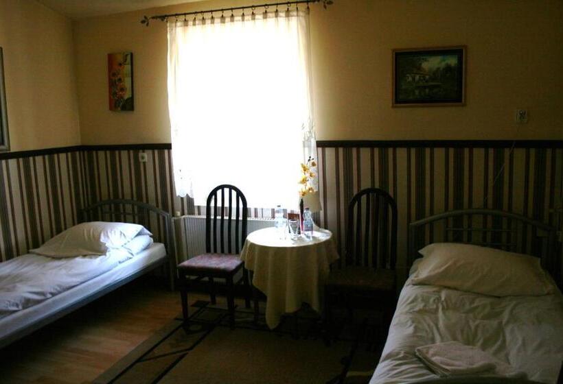 تختخواب در اتاق مشترک, Komfort Inn   Dwór Hubertus