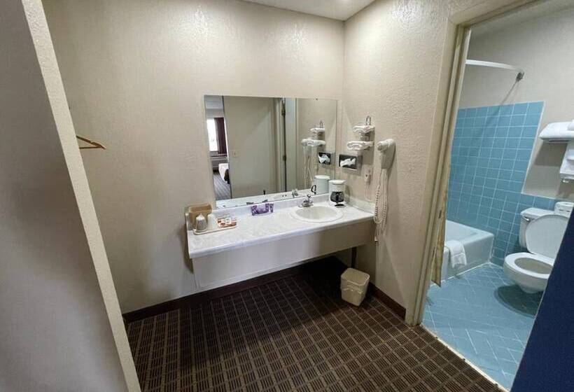 Номер Стандарт 2 Двуспальные Кровати, Knights Inn & Suites Emporia