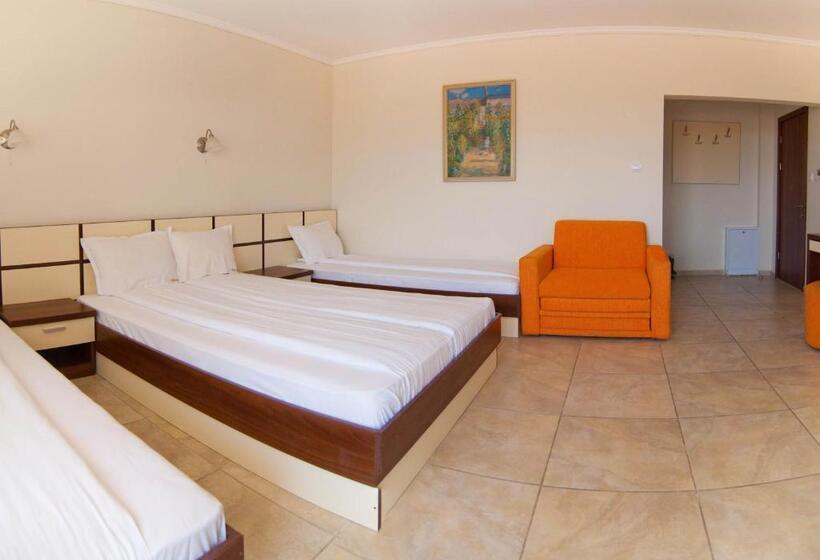 Четырехместный Номер Deluxe, Guest House Hiora