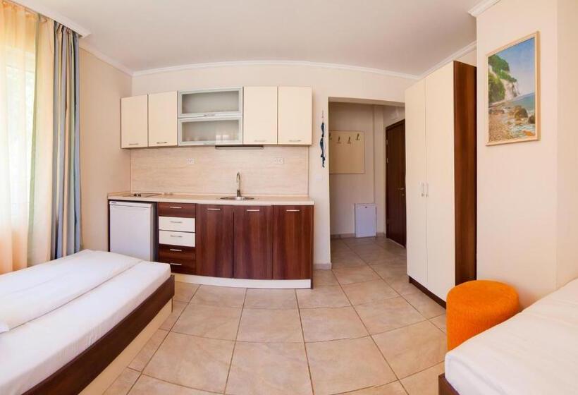 Семейный Номер, Guest House Hiora