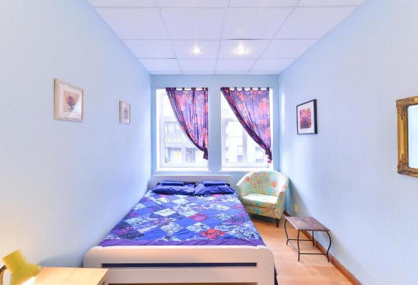 اتاق استاندارد یک تخته با سرویس بهداشتی مشترک, Central Hostel