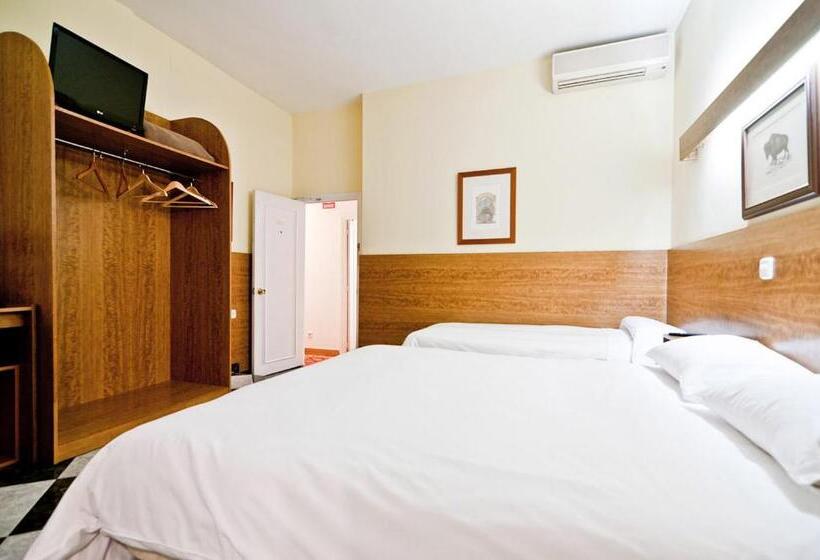 اتاق استاندارد سه نفره, Hostal Asuncion
