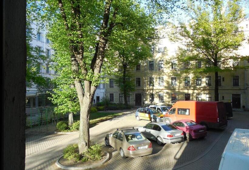 تختخواب در اتاق مشترک, Elizabeth S Yh Rooms