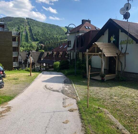 Трехместный Номер Стандарт с Балконом, Pension Mona