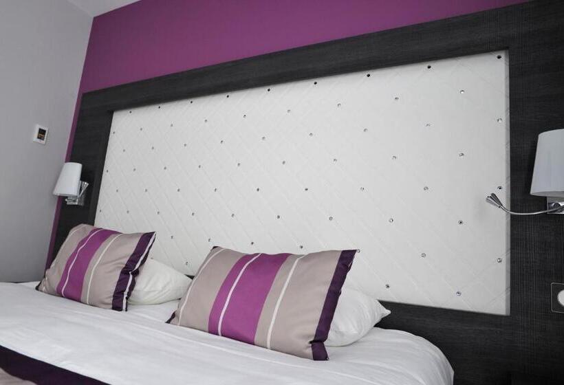 Трехместный Номер Премиум, The Originals Boutique, Hôtel Le Lion D'or, Fougères Ouest