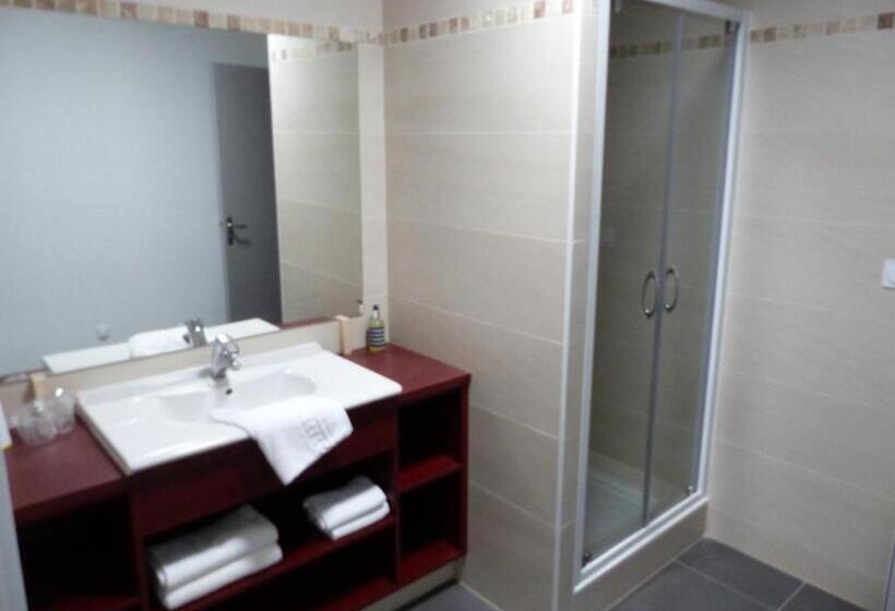 Четырехместный Номер Классик, The Originals Boutique, Hôtel Le Lion D'or, Fougères Ouest