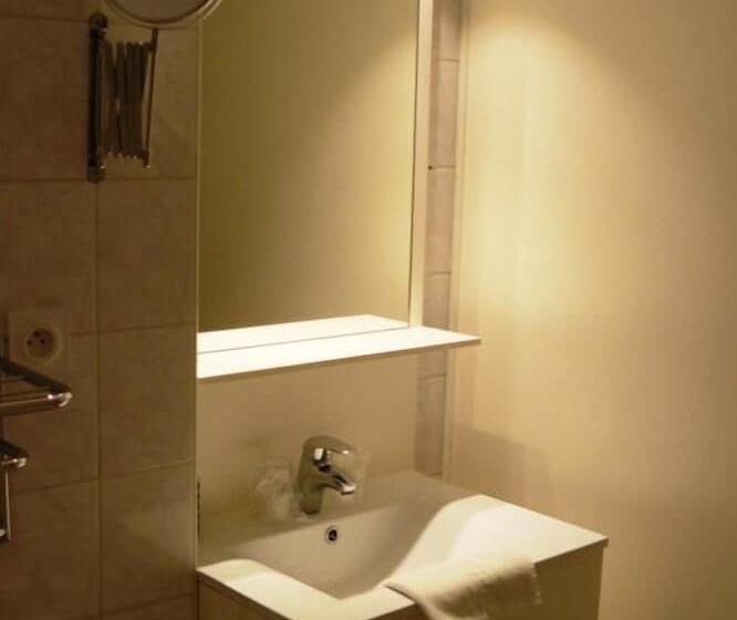 Четырехместный Номер Классик, The Originals Boutique, Hôtel Le Lion D'or, Fougères Ouest