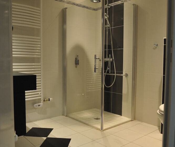 Четырехместный номер Премиум, The Originals Boutique, Hôtel Le Lion D'or, Fougères Ouest