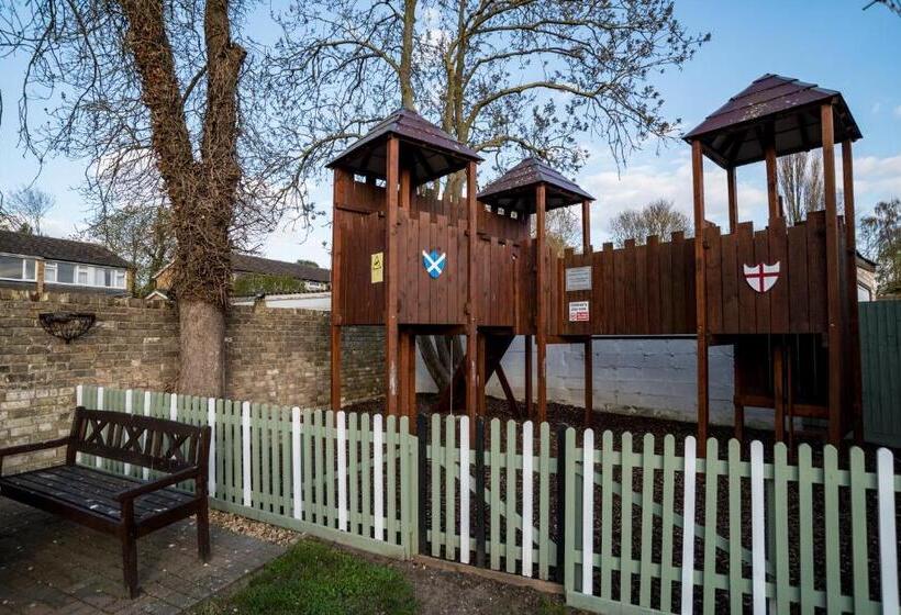 اتاق استاندارد سه نفره, The Brewers Inn