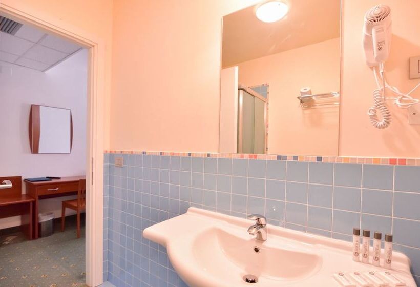 غرفة قياسية ثلاثية, Standard Hotel Udine