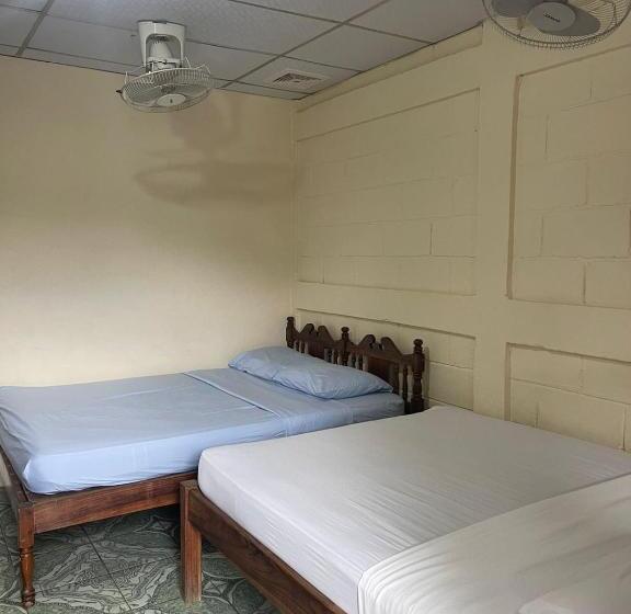 Четырехместный Номер Стандарт, Hostal Los Chamos