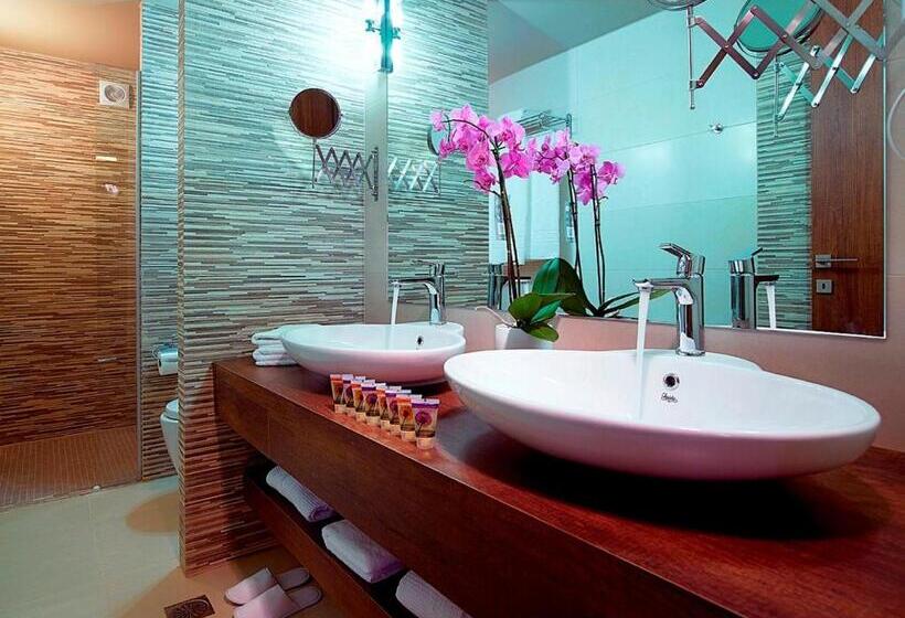 Полулюкс с Балконом, Elotis Suites