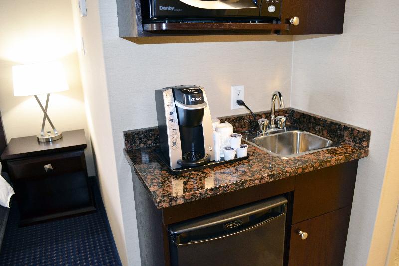 キングサイズベッドのスタンダードルーム, Holiday Inn Express Hotel & Suites Edson, An Ihg