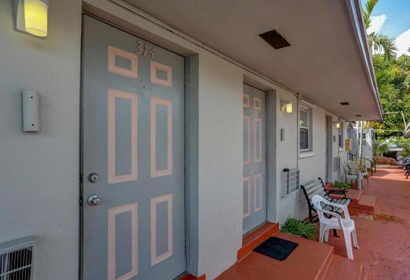 스탠다드 스튜디오, Richard S Motel Extended Stay