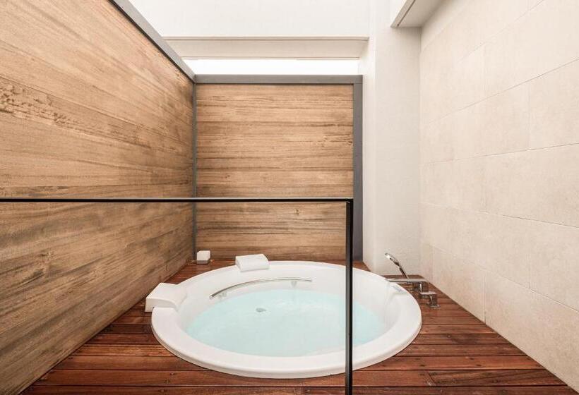 اتاق اجرایی با تخت بزرگ, Nest Hotel Naha Kumoji