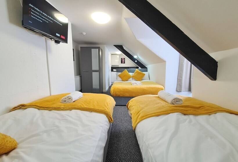 패밀리 룸, Station House Plymouth