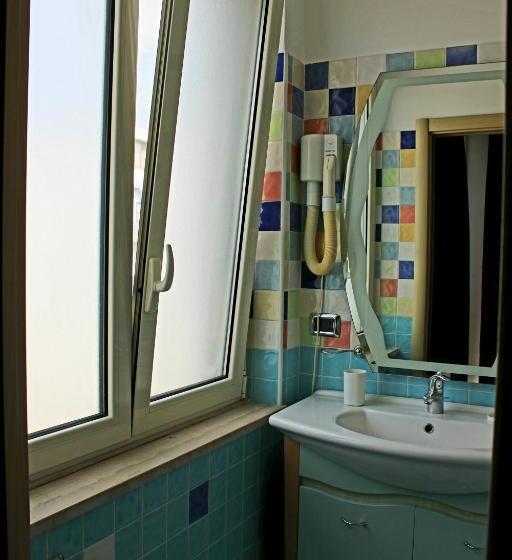 اتاق لوکس با بالکن و چشم‌انداز دریا, B&b Via Veneto
