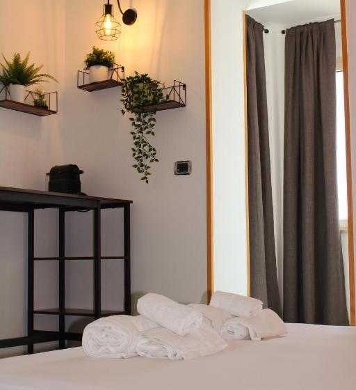 اتاق لوکس با بالکن و چشم‌انداز دریا, B&b Via Veneto
