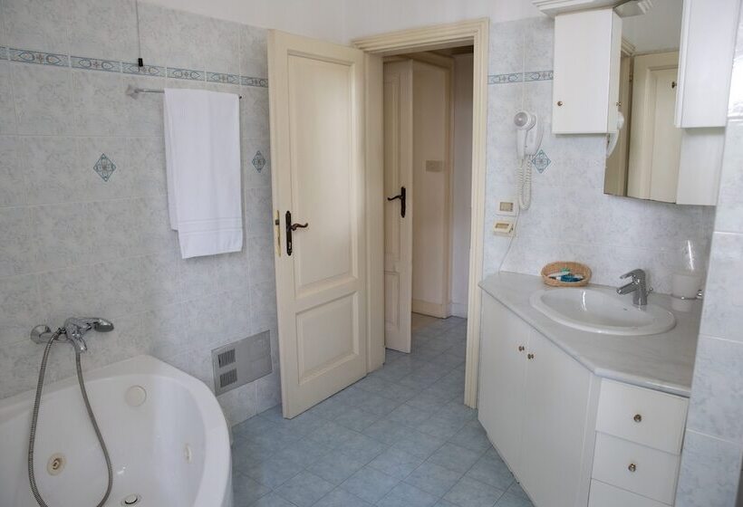 اتاق لوکس چهار تخته, Villa Maria Teresa