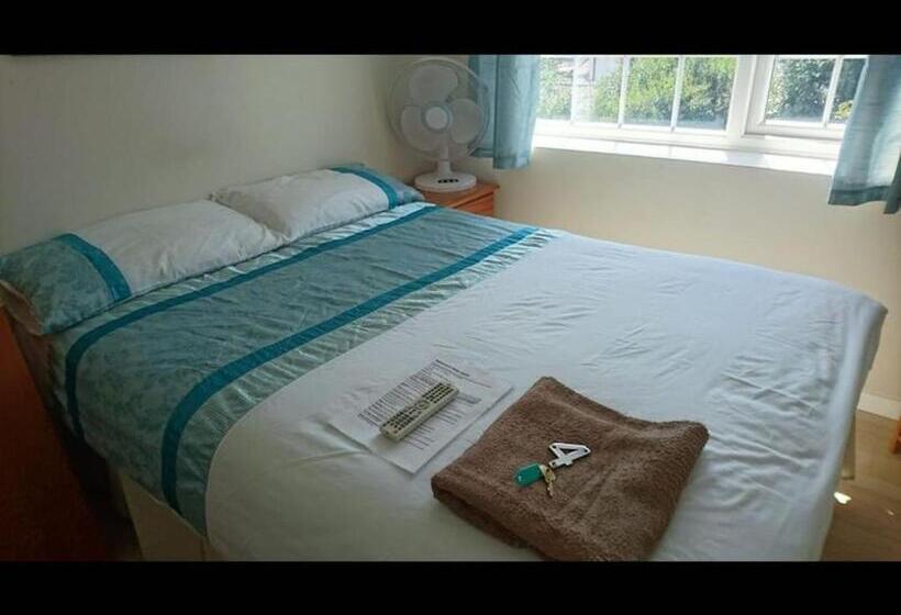 Номер Стандарт, Room In Guest Room   Double With Shared Bathroom Sleeps 1 2 Located 5 Minutes From Heathrow Dsbyr