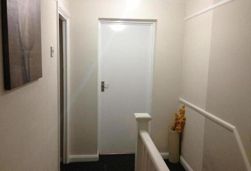 Номер Стандарт, Room In Guest Room   Double With Shared Bathroom Sleeps 1 2 Located 5 Minutes From Heathrow Dsbyr