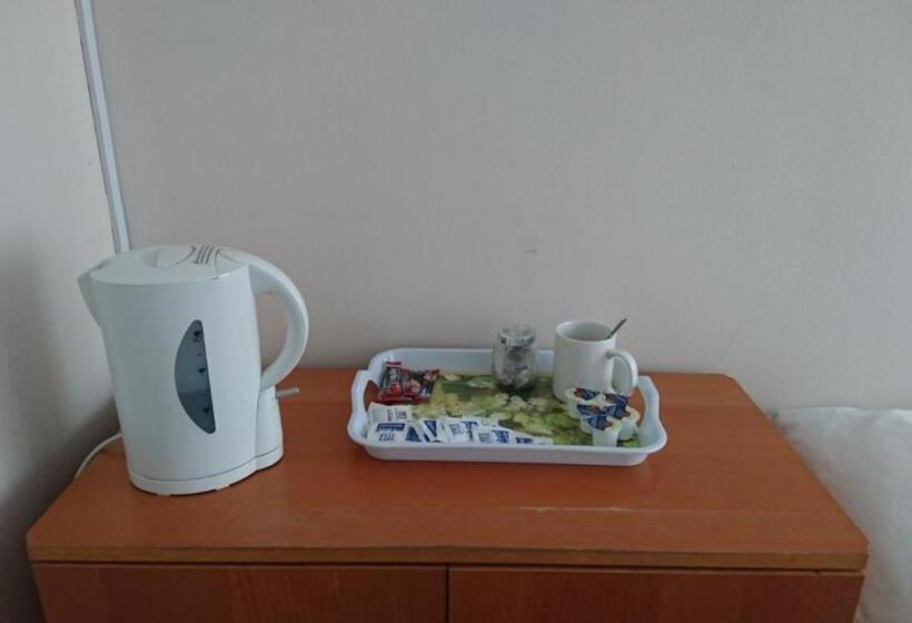 Номер Стандарт, Room In Guest Room   Double With Shared Bathroom Sleeps 1 2 Located 5 Minutes From Heathrow Dsbyr